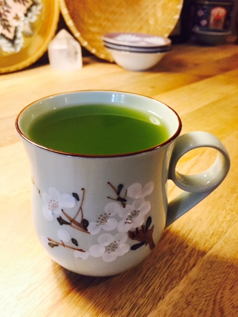 In Japan, matcha tea is served in a bowl, just as in France café au lait is also served in a bowl.  Here I drink my matcha tea out of a pretty cup.